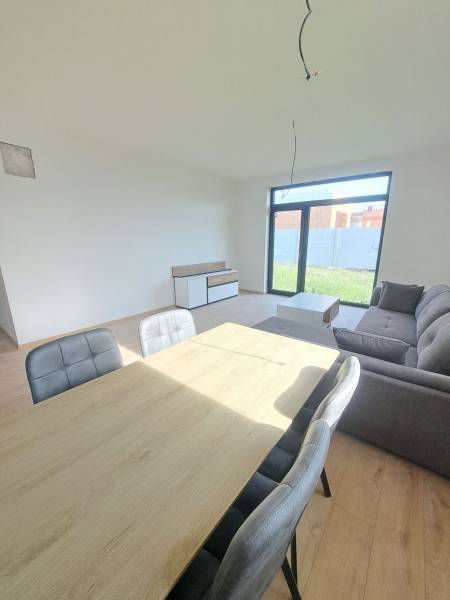 REZERVOVANÉ! Posledná novostavba 4-izbového dvojdomu v štandarde - Jedáleň v rodinnom dome s pohovkou a podlahou s dreveným dekorom.