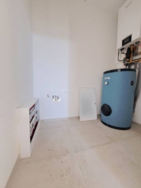 REZERVOVANÉ! Posledná novostavba 4-izbového dvojdomu v štandarde - Kotolňa v rodinnom dome s bojlermi a rozvodmi na svetlej podlahe.