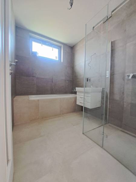 REZERVOVANÉ! Posledná novostavba 4-izbového dvojdomu v štandarde - Kúpeľňa v rodinnom dome s vaňou, sprchovým kútom a umývadlom.