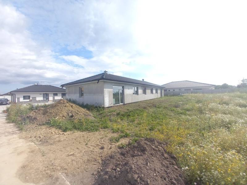 REZERVOVANÉ! Posledná novostavba 4-izbového dvojdomu v štandarde - Stavba rodinného domu v Galante obklopená priľahlým pozemkom a ďalšími domami.