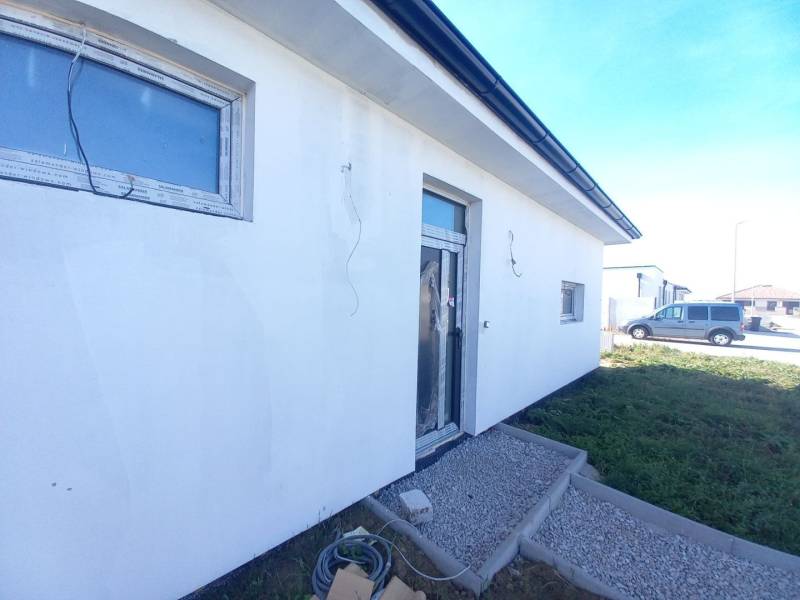 REZERVOVANÉ! Posledná novostavba 4-izbového dvojdomu v štandarde - Rodinný dom v Galante, s bielou fasádou a zámkovou dlažbou na predzáhradke.