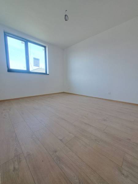 REZERVOVANÉ! Posledná novostavba 4-izbového dvojdomu v štandarde - Izba v rodinnom dome s podlahou s dreveným dekorom a veľkým oknom.