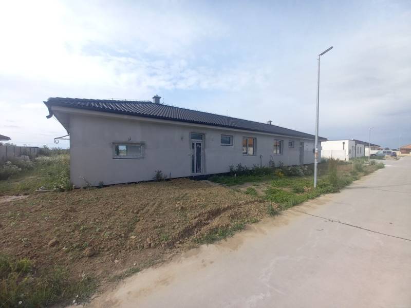 REZERVOVANÉ! Posledná novostavba 4-izbového dvojdomu v štandarde - Rodinný dom v Galante s jednopodlažnou konštrukciou a upraveným okolím na novej ulici.