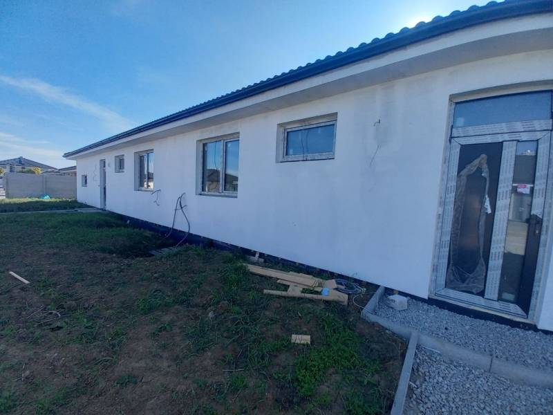 REZERVOVANÉ! Posledná novostavba 4-izbového dvojdomu v štandarde - Rodinný dom v Galante s bielou fasádou, veľkými oknami, rozostavané okolie.