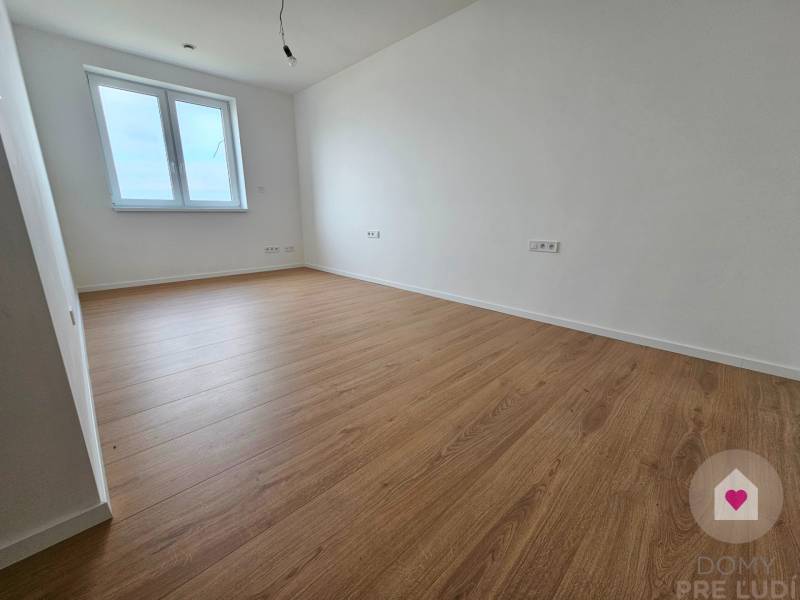 VEĽKORYSO RIEŠENÝ 4 izbový RD-128 m2 S TEP. ČERPADLOM, POZEMOK 405 m2 - Miesto v rodinnom dome s bielymi stenami a podlahou s dreveným dekorom.