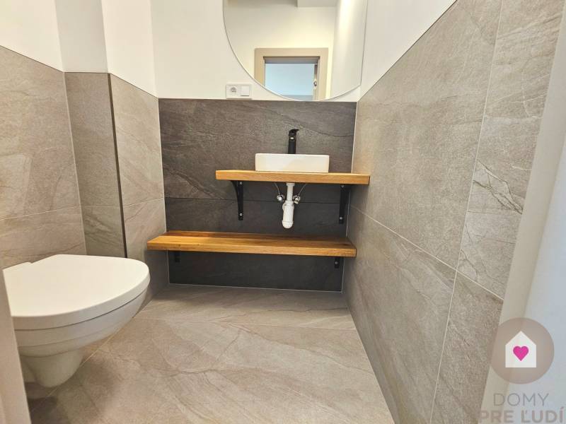 VEĽKORYSO RIEŠENÝ 4 izbový RD-128 m2 S TEP. ČERPADLOM, POZEMOK 405 m2 - Kúpeľňa v rodinnom dome s umývadlom a toaletou, dlažba s prírodným vzorom.