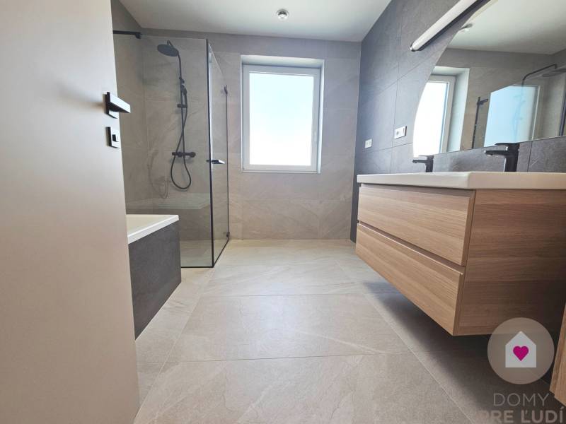 VEĽKORYSO RIEŠENÝ 4 izbový RD-128 m2 S TEP. ČERPADLOM, POZEMOK 405 m2 - Kúpeľňa v rodinnom dome s umývadlovou skrinkou a sprchovacím kútom s modernou batériou.