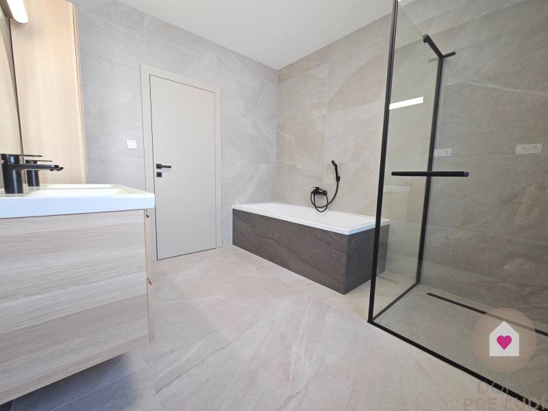 VEĽKORYSO RIEŠENÝ 4 izbový RD-128 m2 S TEP. ČERPADLOM, POZEMOK 405 m2 - Kúpeľňa v rodinnom dome s vaňou, sprchovým kútom a svetlým obkladom.