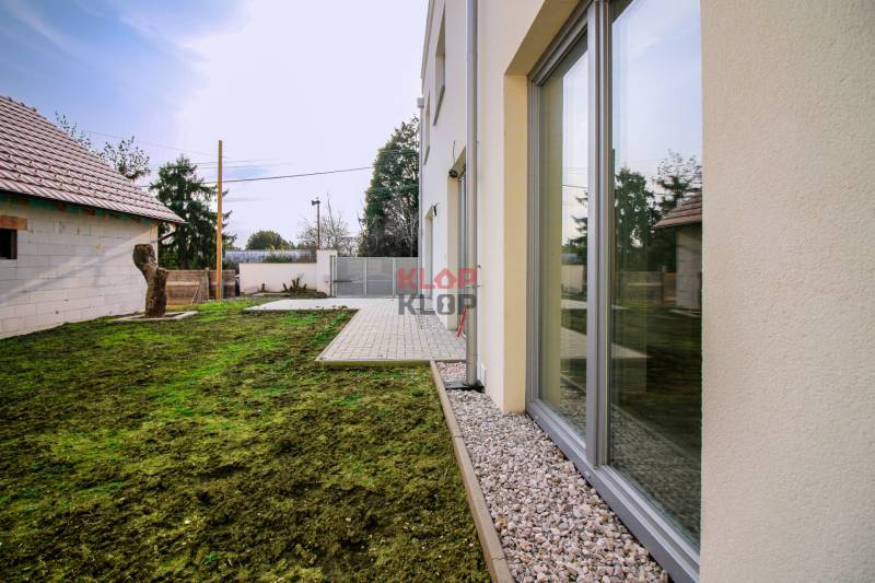 Kúpte si MODERNÚ NOVOSTAVBU 5i RD pri SENCI s MOŽNOSŤOU VÝMENY za BYT - Záhrada rodinného domu na Obchodnej ulici vo Veľkom Bieli s trávnikom a terasou.