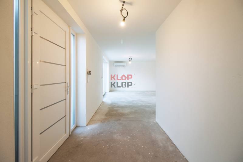 Kúpte si MODERNÚ NOVOSTAVBU 5i RD pri SENCI s MOŽNOSŤOU VÝMENY za BYT - Predsieň v rodinnom dome s bielymi stenami a betónovou podlahou.