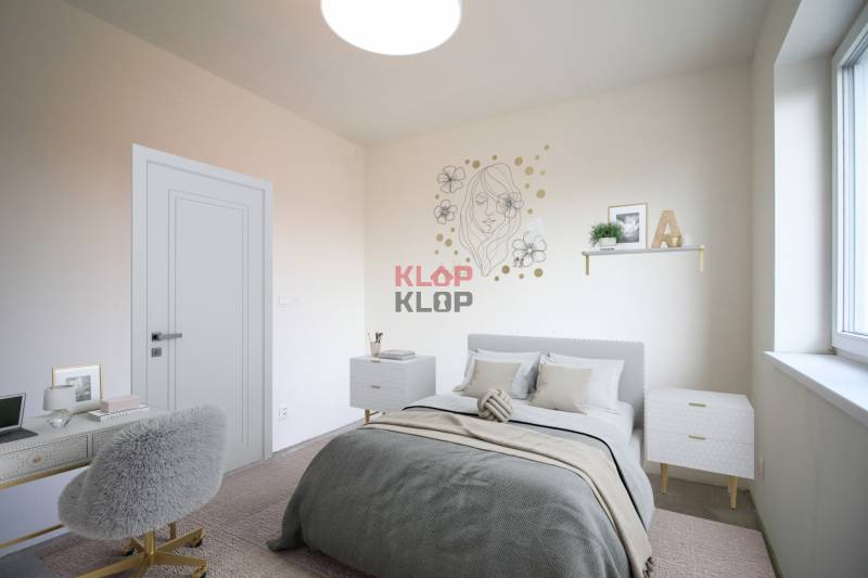 Kúpte si MODERNÚ NOVOSTAVBU 5i RD pri SENCI s MOŽNOSŤOU VÝMENY za BYT - Svetlá spálňa s dekoráciou na stene, posteľou a pracovným stolíkom v Rodinnom dome.