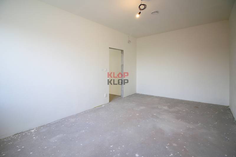 Kúpte si MODERNÚ NOVOSTAVBU 5i RD pri SENCI s MOŽNOSŤOU VÝMENY za BYT - Prázdna miestnosť v rodinnom dome s bielymi stenami a surovou podlahou.