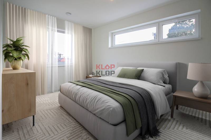 Kúpte si MODERNÚ NOVOSTAVBU 5i RD pri SENCI s MOŽNOSŤOU VÝMENY za BYT - Spálňa s manželskou posteľou, drevenou komodou a lampou v rodinnom dome.