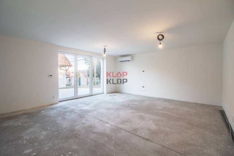 Kúpte si MODERNÚ NOVOSTAVBU 5i RD pri SENCI s MOŽNOSŤOU VÝMENY za BYT - Priestranná obývacia izba s veľkými oknami a klimatizáciou v rodinnom dome.