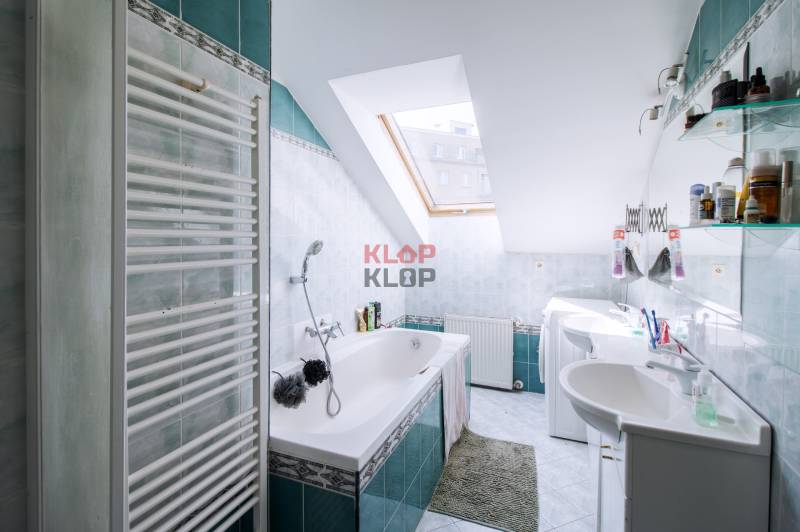 Kúpte si veľký PODKROVNÝ 4i BYT so ZÁHRADOU a PIVNICOU v Starom meste - Kúpeľňa v 4-izbovom byte s vaňou, strešným oknom a práčkou.