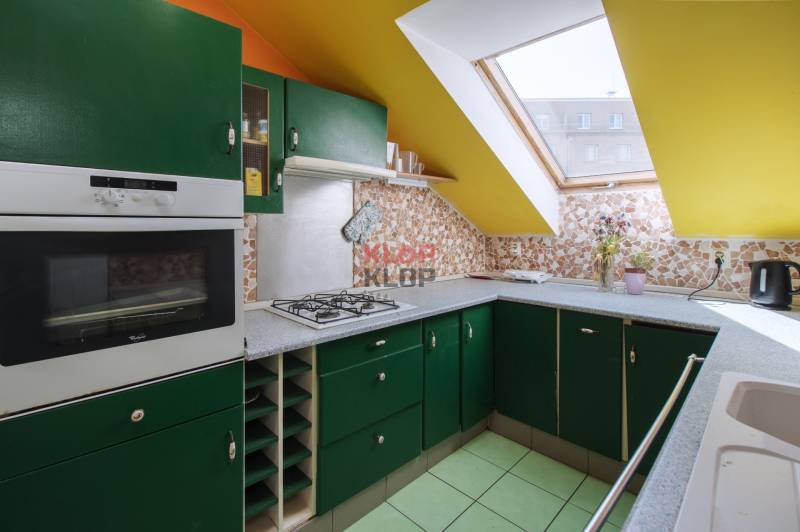 Kúpte si veľký PODKROVNÝ 4i BYT so ZÁHRADOU a PIVNICOU v Starom meste - Kuchyňa v 4-izbovom byte so zelenými skrinkami a strešným oknom.