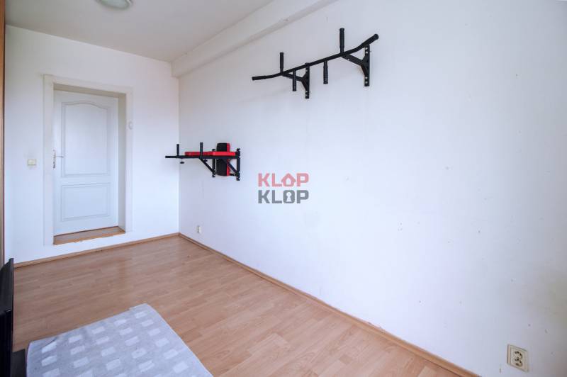 Kúpte si veľký PODKROVNÝ 4i BYT so ZÁHRADOU a PIVNICOU v Starom meste - Izba obsahuje náradie na cvičenie pripevnené na bielej stene v 4-izbovom byte.