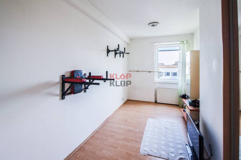 Kúpte si veľký PODKROVNÝ 4i BYT so ZÁHRADOU a PIVNICOU v Starom meste - Izba v 4-izbovom byte s nástenným športovým vybavením a oknom.