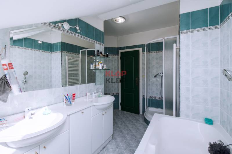 Kúpte si veľký PODKROVNÝ 4i BYT so ZÁHRADOU a PIVNICOU v Starom meste - Kúpeľňa s dvojitým umývadlom, vaňou a sprchovacím kútom v 4-izbovom byte.