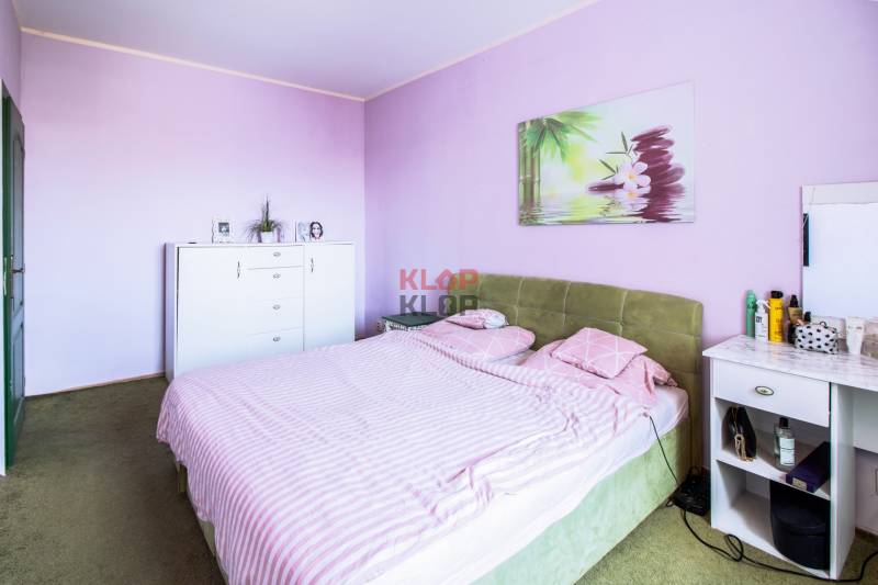 Kúpte si veľký PODKROVNÝ 4i BYT so ZÁHRADOU a PIVNICOU v Starom meste - Svetlá spálňa so svetlofialovými stenami a nábytkom v 4-izbovom byte.