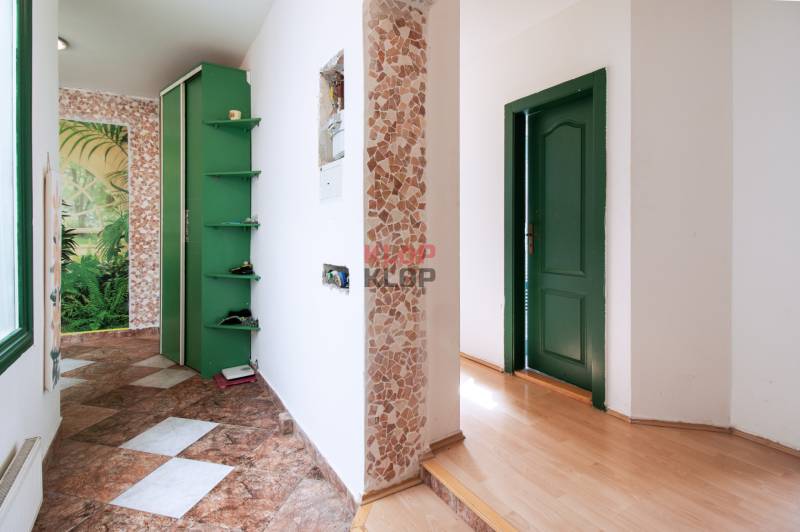 Kúpte si veľký PODKROVNÝ 4i BYT so ZÁHRADOU a PIVNICOU v Starom meste - Chodba v 4-izbovom byte s kamenným obkladom a zelenými dverami.