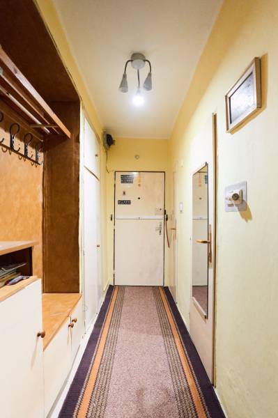 NA PREDAJ,3-IZBOVÝ TEHLOVÝ BYT,KOŠICE-ŠACA - Chodba v 3-izbovom byte s vešiakom, zrkadlom a jednoduchým osvetlením.