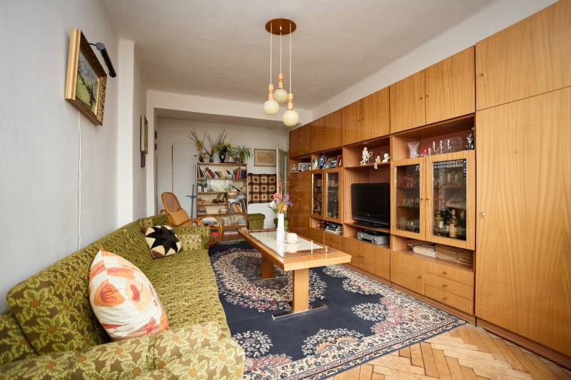 NA PREDAJ,3-IZBOVÝ TEHLOVÝ BYT,KOŠICE-ŠACA - Obývacia izba v 3-izbovom byte s kobercom a podlahou s dreveným dekorom.