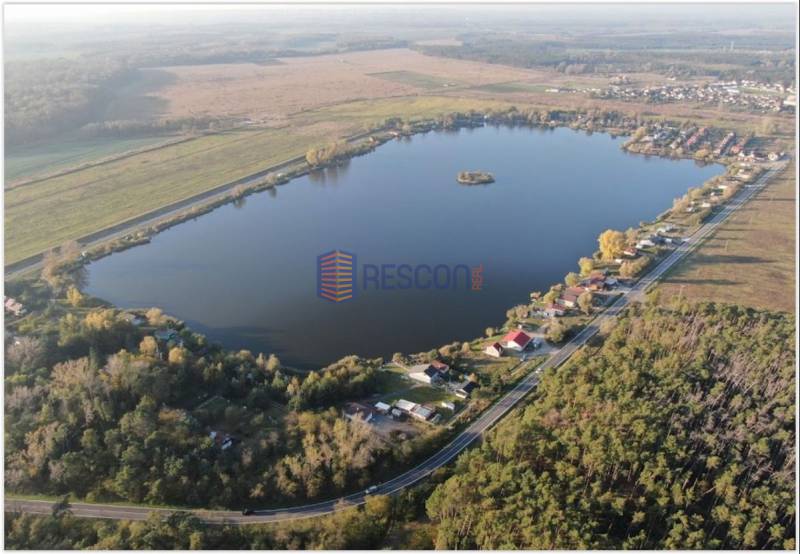 NOVÁ CENA !!  Atraktívny stavebný pozemok, obec Jakubov, 676 m - Letecký pohľad na jazero a okolie v Jakubove, vhodné pre Pozemky - bývanie.