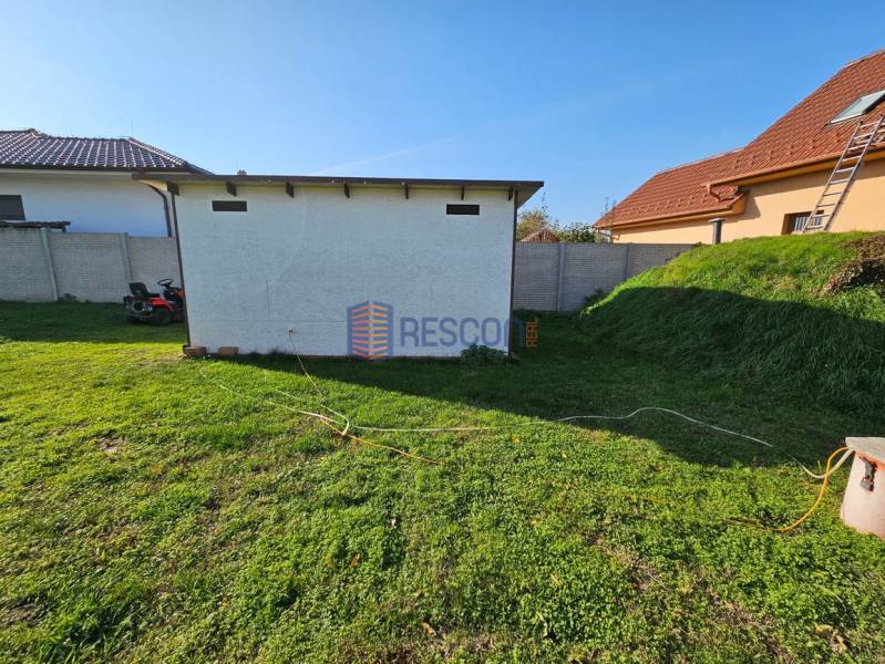 NOVÁ CENA !!  Atraktívny stavebný pozemok, obec Jakubov, 676 m - Záhradná chatka obklopená trávnikom v Jakubove, vhodná na pozemky - bývanie.