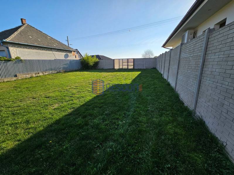 NOVÁ CENA !!  Atraktívny stavebný pozemok, obec Jakubov, 676 m - Trávnatý dvor ohraničený plotmi v Jakubove, vhodný na pozemky - bývanie.