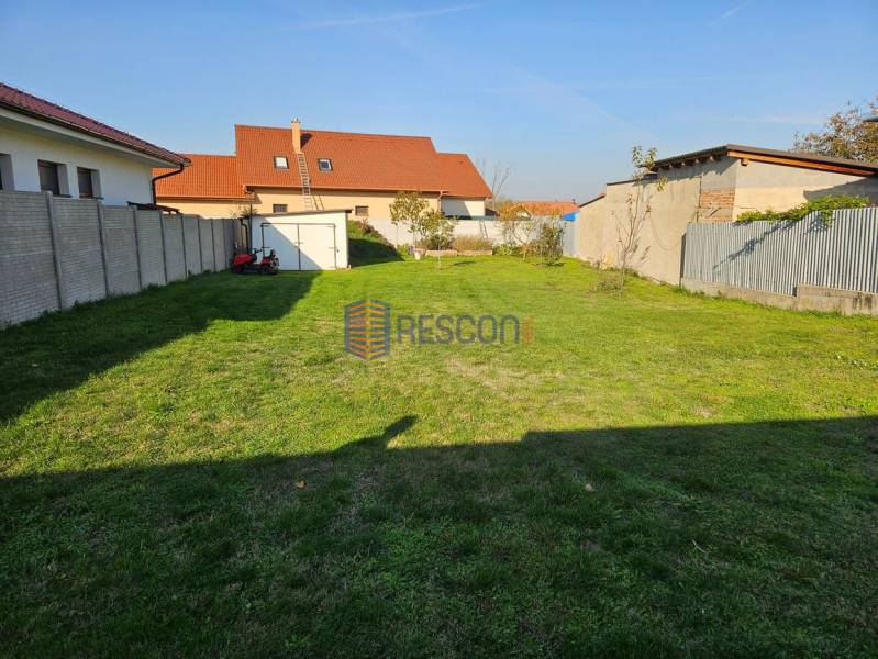 NOVÁ CENA !!  Atraktívny stavebný pozemok, obec Jakubov, 676 m - Pozemky - bývanie v Jakubove s trávnikom medzi rodinnými domami a prístreškom.