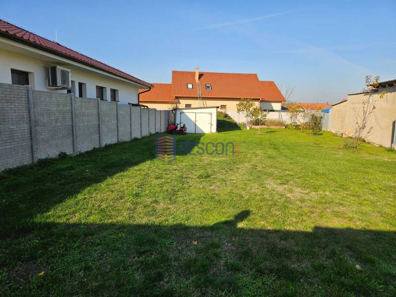 NOVÁ CENA !!  Atraktívny stavebný pozemok, obec Jakubov, 676 m - Záhrada s trávnikom a budovami v Jakubove, Pozemky - bývanie.