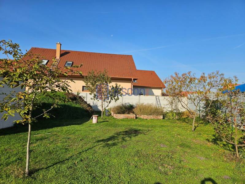 NOVÁ CENA !!  Atraktívny stavebný pozemok, obec Jakubov, 676 m - Dom s červenou strechou obklopený záhradou v Jakubove, Pozemky - bývanie.