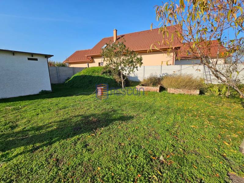 NOVÁ CENA !!  Atraktívny stavebný pozemok, obec Jakubov, 676 m - Záhrada v Jakubove so zeleným trávnikom a domom v Pozemkoch - bývanie.