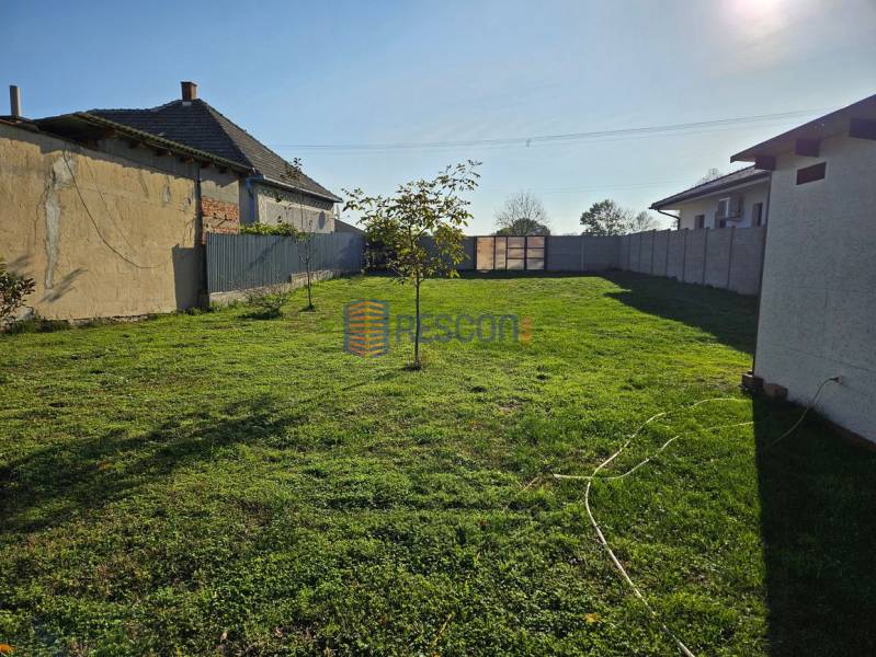 NOVÁ CENA !!  Atraktívny stavebný pozemok, obec Jakubov, 676 m - Pozemok v Jakubove na bývanie s trávnikom, stromami, udržiavaný a oplotený.