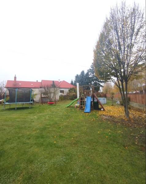 Dvojpodlažný 5i RD pri Dunajskej Strede, 55 min od BA - Rodinný dom v Dunajskej Strede s trávnatou záhradou, trampolínou a detským ihriskom.