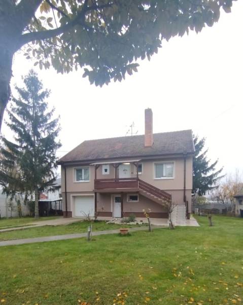 Dvojpodlažný 5i RD pri Dunajskej Strede, 55 min od BA - Rodinný dom v Dunajskej Strede, šikmá strecha, priestranná záhrada, vonkajšie schodisko.