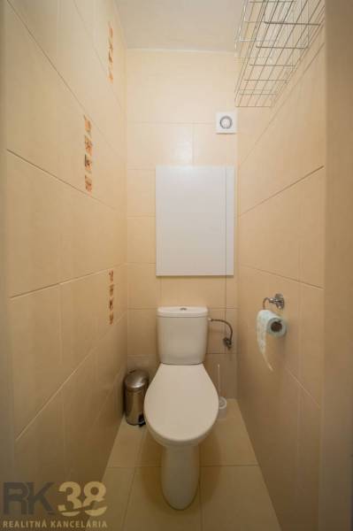 Rezervované: Na predaj pekný 2-izbový byt v centre mesta Poprad - Toaleta s béžovými obkladmi v 2-izbovom byte.