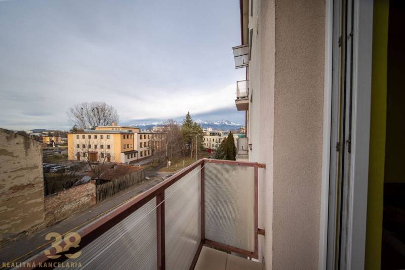 Rezervované: Na predaj pekný 2-izbový byt v centre mesta Poprad - Pohľad z balkóna na Murgašovu ulicu v Poprade s výhľadom na Tatry.