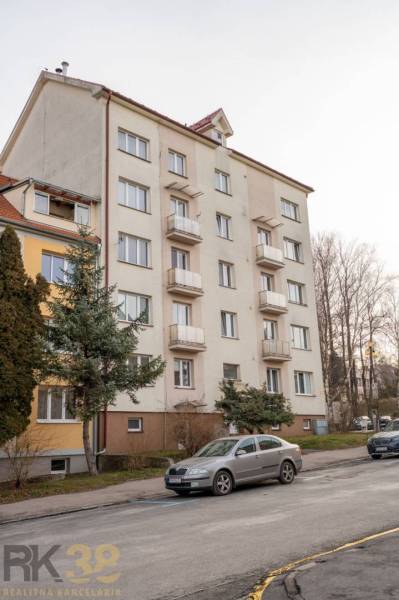 Rezervované: Na predaj pekný 2-izbový byt v centre mesta Poprad - Bytový dom na Murgašovej ulici v Poprade, vhodný na 2-izbový byt.