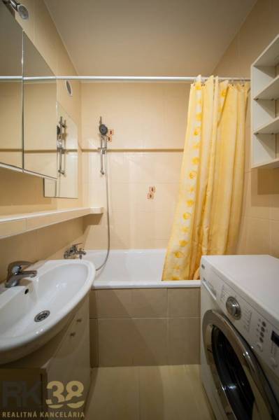 Rezervované: Na predaj pekný 2-izbový byt v centre mesta Poprad - Kúpeľňa so sprchou a práčkou v 2-izbovom byte.