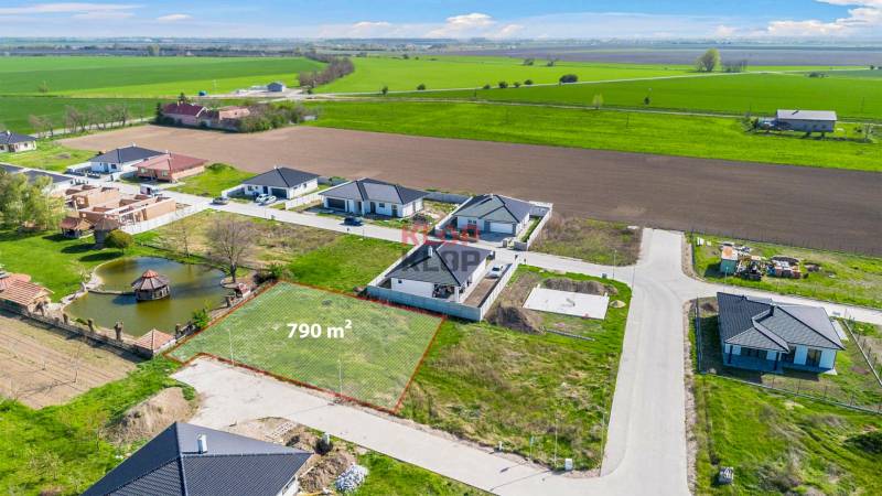 Kúpte si SVETLÝ, TICHÝ stavebný pozemok s IS a OPTIMÁLNOU ROZLOHOU  - Pozemok 790 m² v pokojnej lokalite, ideálny na bývanie, obklopený prírodou.