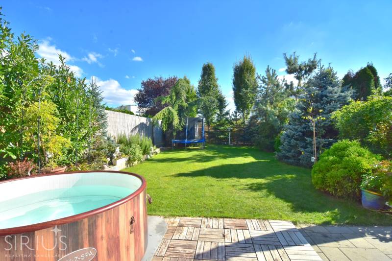 HROZNOVÁ, 4-i RD, 161 m2 – novostavba, krb, klíma, krásna záhrada - Záhrada pri rodinnom dome v Ivanke pri Dunaji na Hroznovej ulici s bazénom a trávnikom.