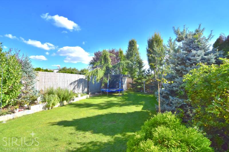 HROZNOVÁ, 4-i RD, 161 m2 – novostavba, krb, klíma, krásna záhrada - Záhrada Rodinného domu na Hroznovej ulici v Ivanke pri Dunaji s trampolínou.