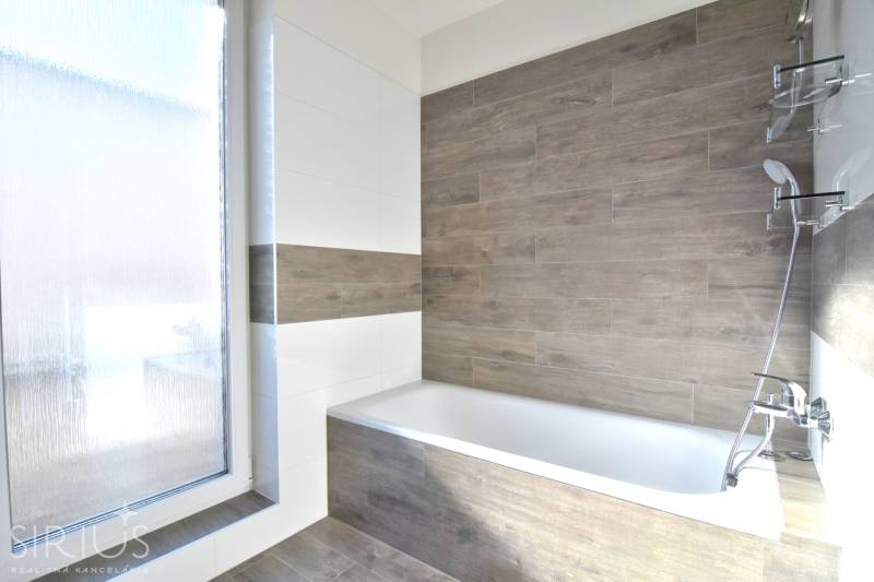 HROZNOVÁ, 4-i RD, 161 m2 – novostavba, krb, klíma, krásna záhrada - Kúpeľňa s vaňou a dreveným dekorom v rodinnom dome.