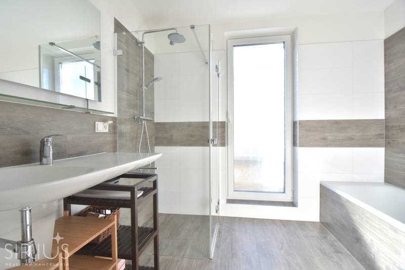 HROZNOVÁ, 4-i RD, 161 m2 – novostavba, krb, klíma, krásna záhrada - Kúpeľňa s umývadlom, sprchou a vaňou v rodinnom dome s podlahou s dreveným dekorom.