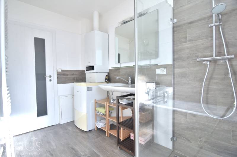 HROZNOVÁ, 4-i RD, 161 m2 – novostavba, krb, klíma, krásna záhrada - Kúpeľňa s podlahou s dreveným dekorom, sprchou a sanitou v rodinnom dome.