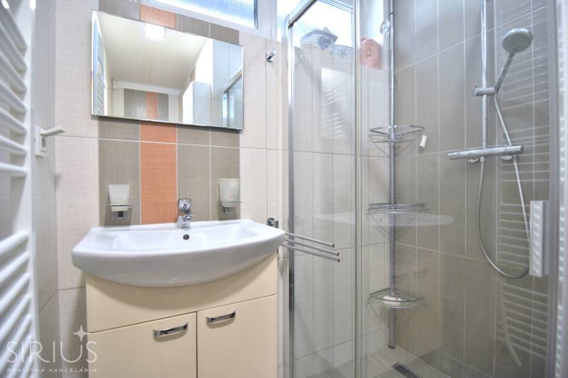 HROZNOVÁ, 4-i RD, 161 m2 – novostavba, krb, klíma, krásna záhrada - Kúpeľňa v rodinnom dome so sprchovacím kútom a umývadlom so zrkadlom.