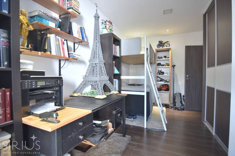 HROZNOVÁ, 4-i RD, 161 m2 – novostavba, krb, klíma, krásna záhrada - Izba v rodinnom dome s písacím stolom, posteľou a regálom plným modelov.