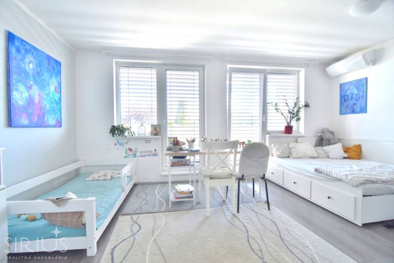 HROZNOVÁ, 4-i RD, 161 m2 – novostavba, krb, klíma, krásna záhrada - Detská izba v rodinnom dome s dvoma posteľami, stolíkom a jasným osvetlením.